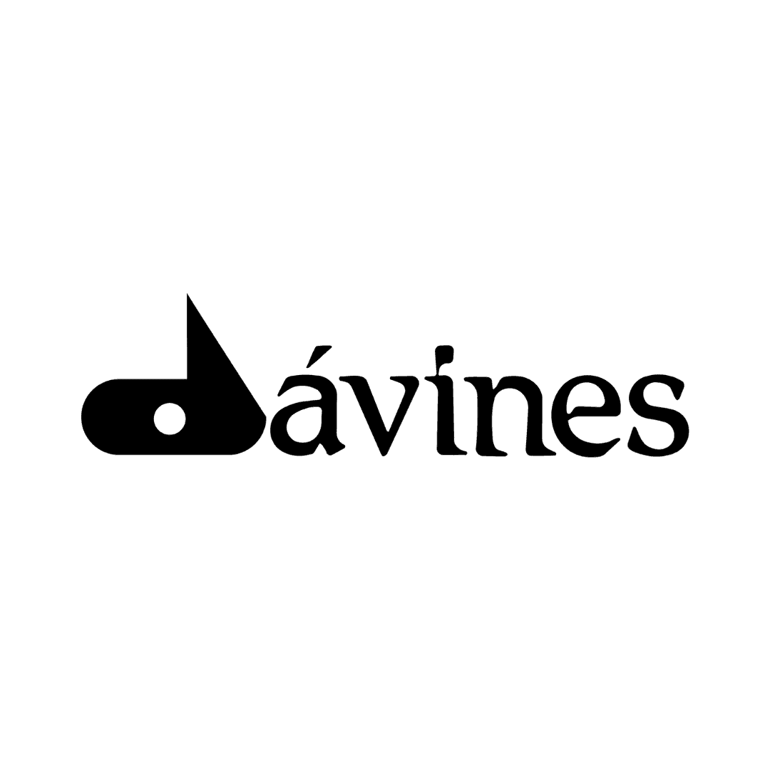Davines logo: stylized black text with unique "D" and accent mark over the "a".